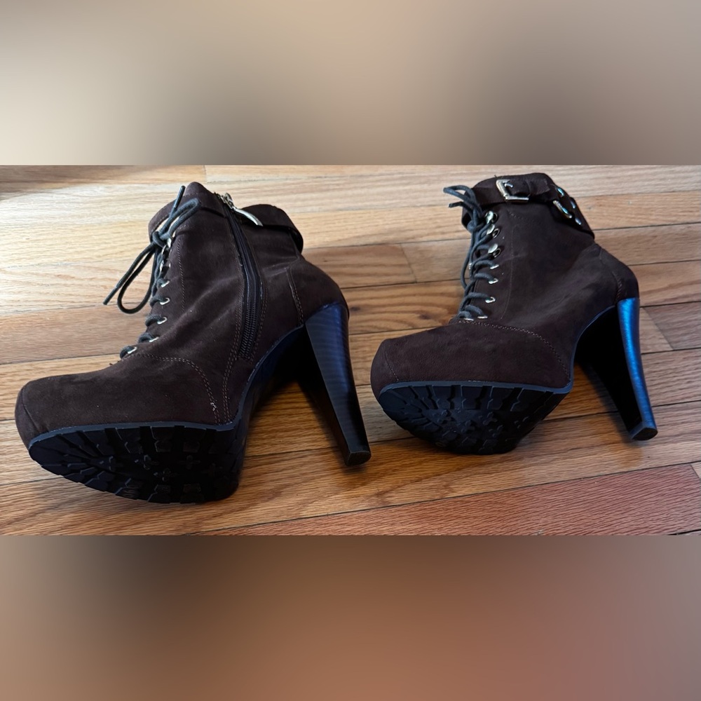 Guess Bootie’s - Picture 2 of 3